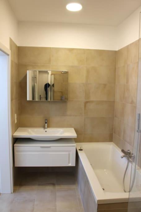Paraderma Apartment Im Zentrum Baden Bei Wien 외부 사진